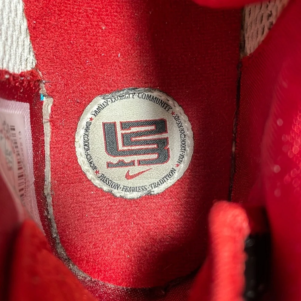 2009 Nike Air Max LeBron James VII Sneakers - White/Black/Varsity Red